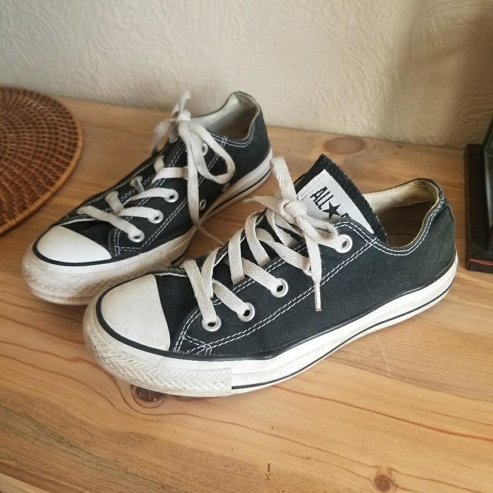 *SOLD* Black converse all star low tops